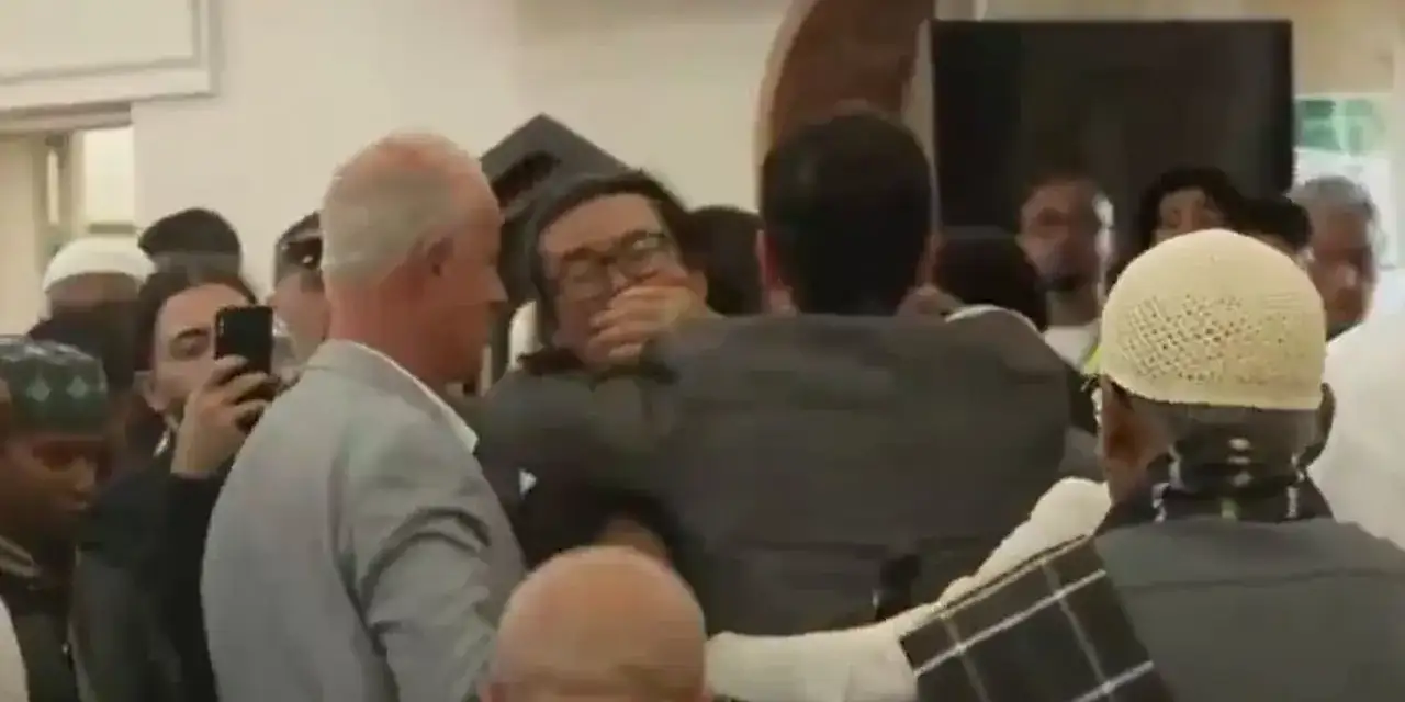 Avustralya Başbakanı Albanese bayram namazına gitti, cemaat ayaklandı