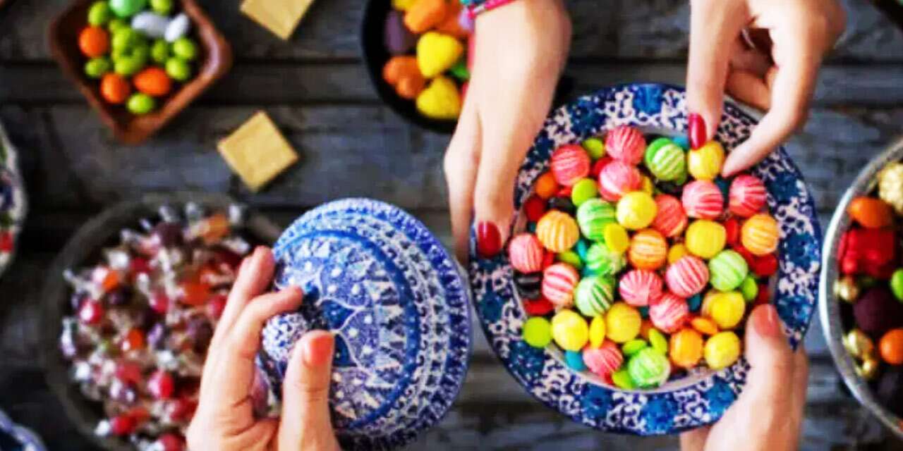 Elinizdeki o şekeri yavaşça kaseye geri bırakın!