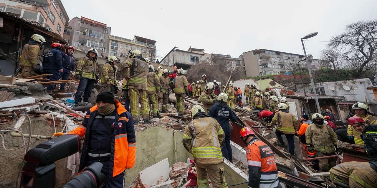 Çöken binada yakınları kalan vatandaş: Sağ salim çıkmalarını bekliyoruz
