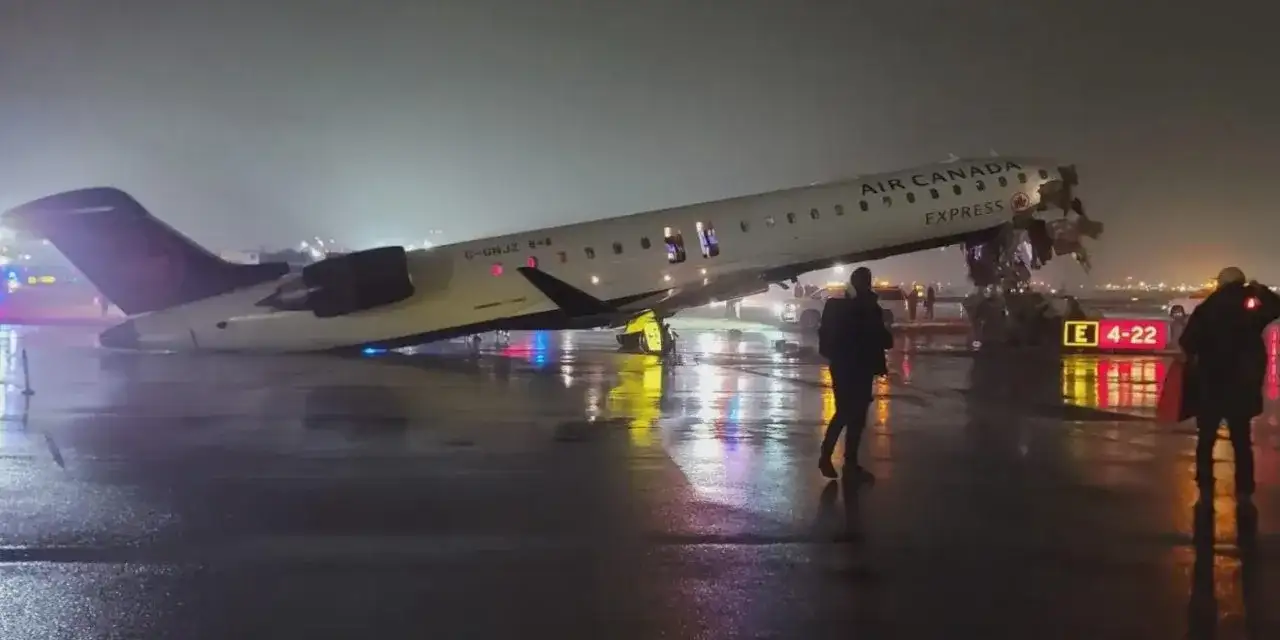 Havalimanında uçakla itfaiye aracı çarpıştı