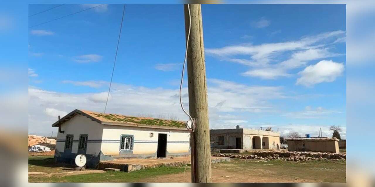 Direği oydular, yer altından kaçak hat çektiler