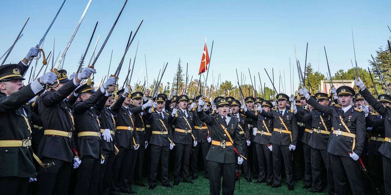 Teğmenlerin komutanı TSK’ya geri dönüş davasını kazandı