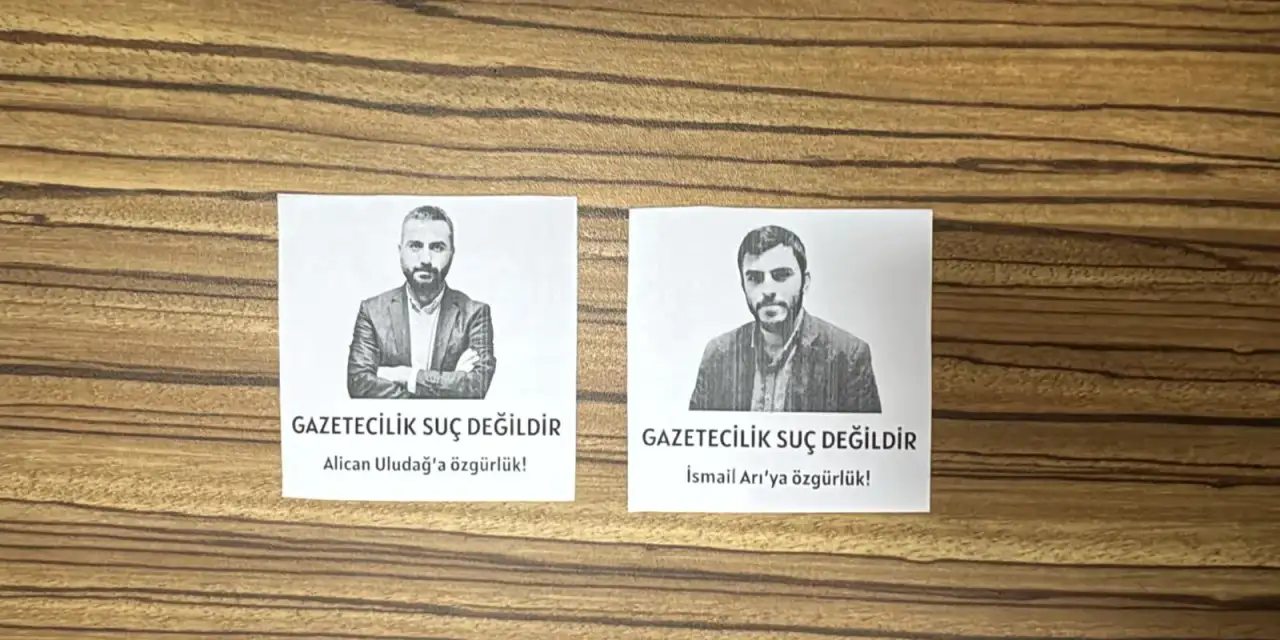 İBB davasındaki gazetecilerden protesto: İsmail Arı ve Alican Uludağ'ın resimleri duruşma salonunda