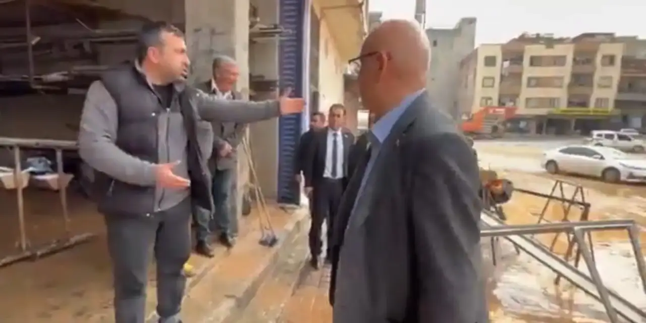 TOKİ bölgesinden inen sular caddeyi ve iş yerlerini balçıkla kapladı