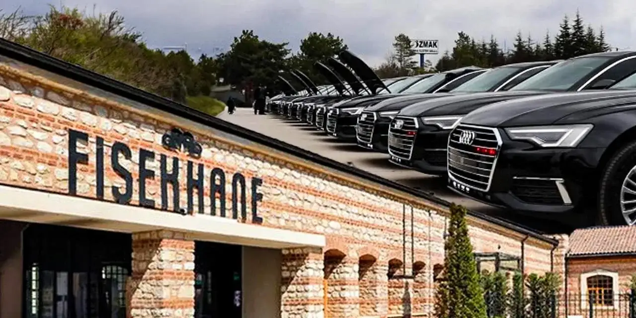 AVM kapısı önünde çekildi: 06 Plaka makam araçları ile alışverişe mi gidiliyor?