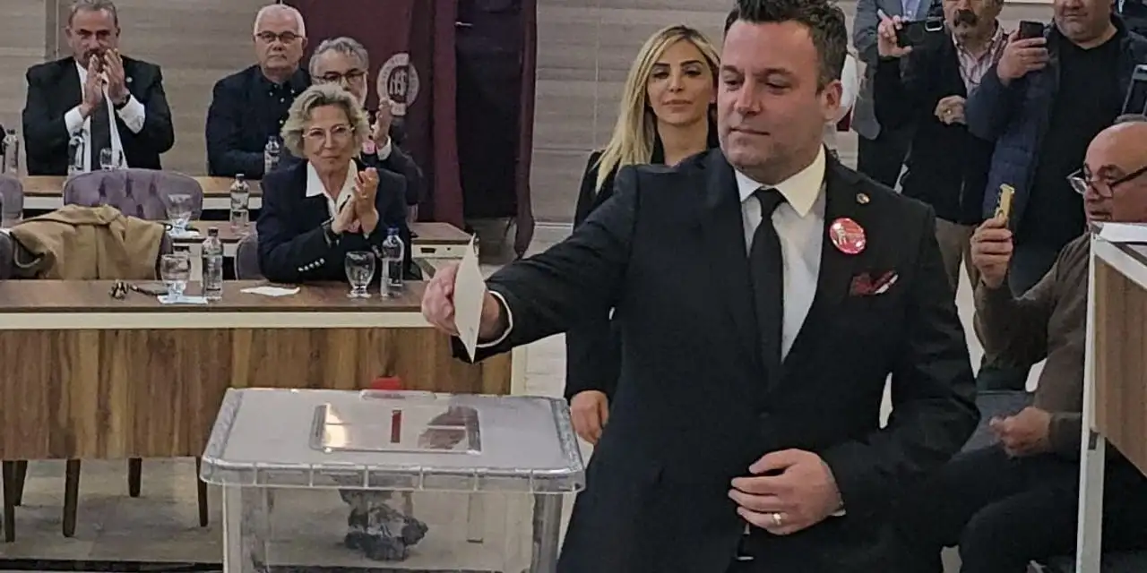 Kuşadası Belediyesi'ne başkanvekili Tahsin Demirtaş seçildi