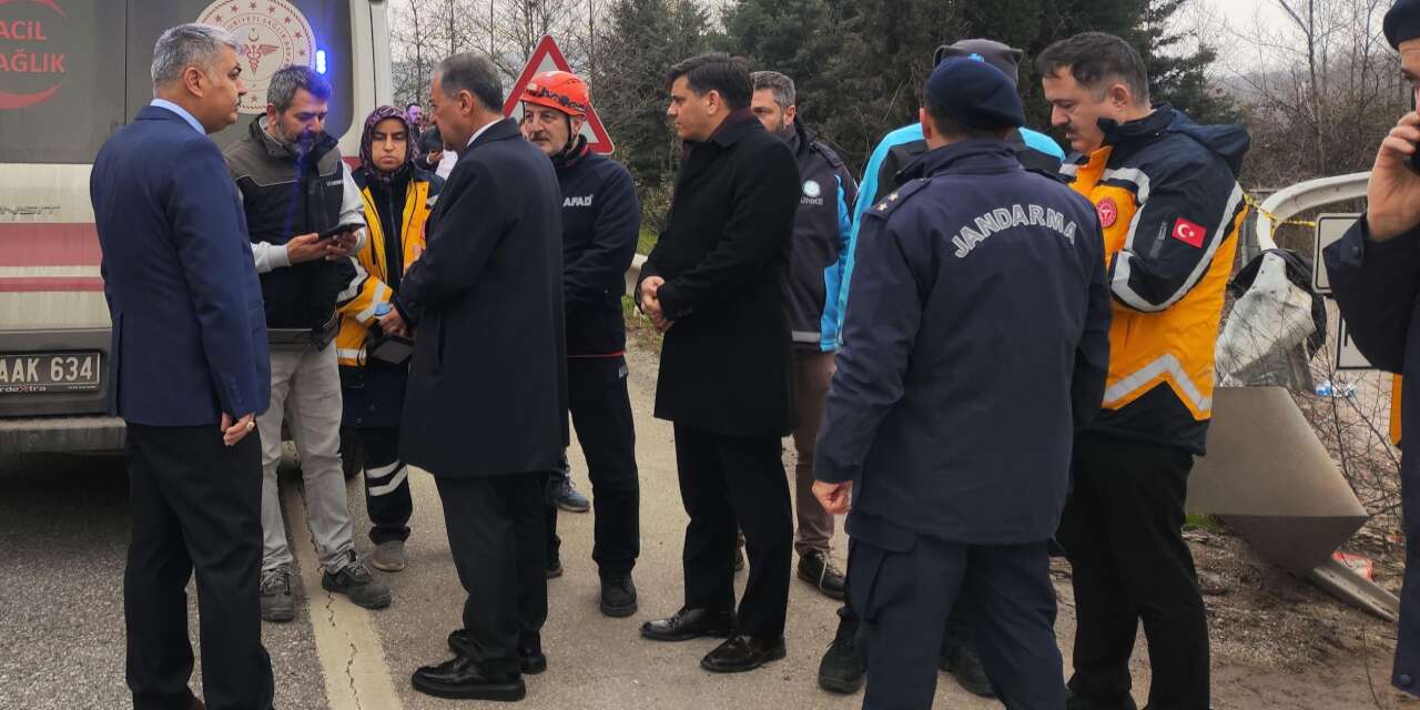 Yalova'da işçi servisi devrildi: 1 ölü, 20 yaralı