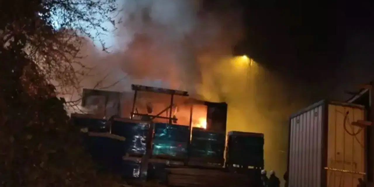 Üsküdar'da gece yarısı korkutan yangın! Alevler konteyneri sardı