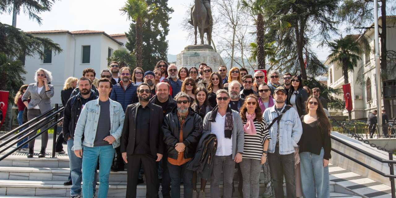 Bursa’da tiyatro günü: sanatçılar Atatürk anıtı önünde buluştu