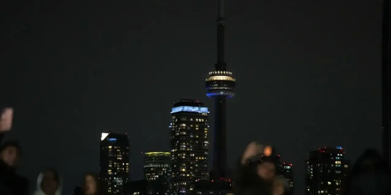 Dünyanın en yüksek ikinci kulesi Dünya Saati etkinliği kapsamında karardı