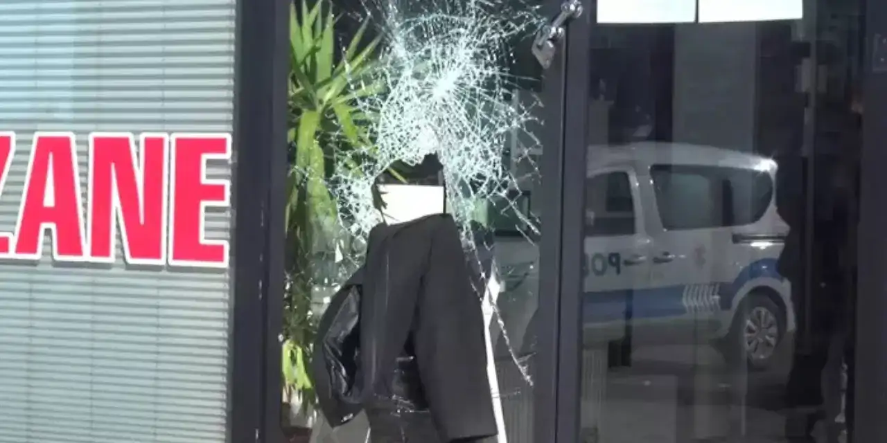 Eczacı meslektaşının eczanesine taşla saldırdı!