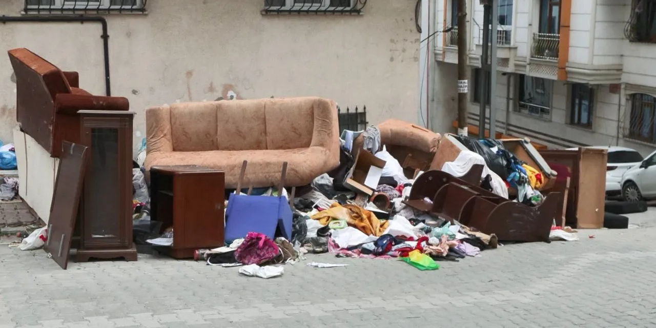 "Evimde dul kadın istemiyorum" dedi, Kiracısının eşyalarını sokağa döktü!