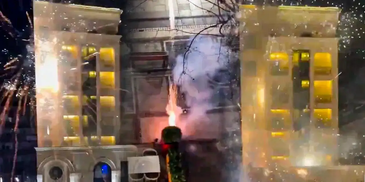 Büyük final öncesi milli takıma gece yarısı havai fişekli taciz