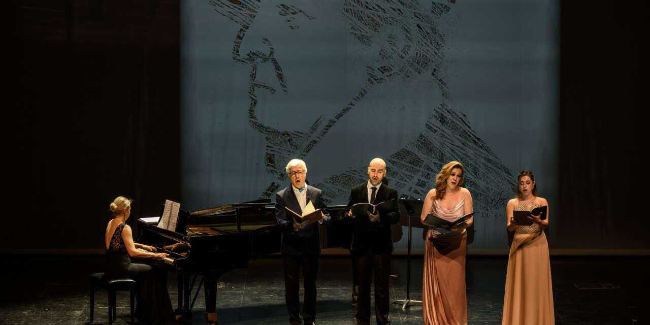 Suat Arıkan’ın 50 yıllık sanat yolculuğu sahneye taşındı