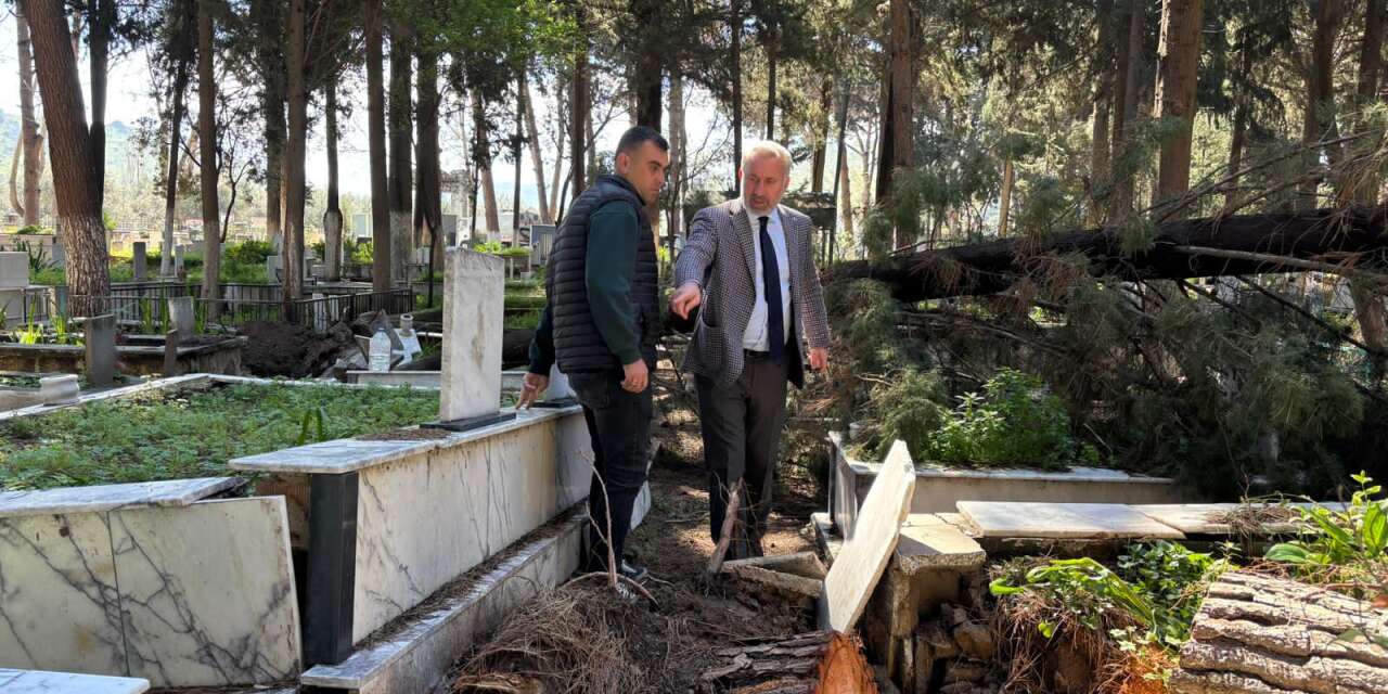 İzmir’de fırtınada zarar gören mezarlıklarda onarım başladı