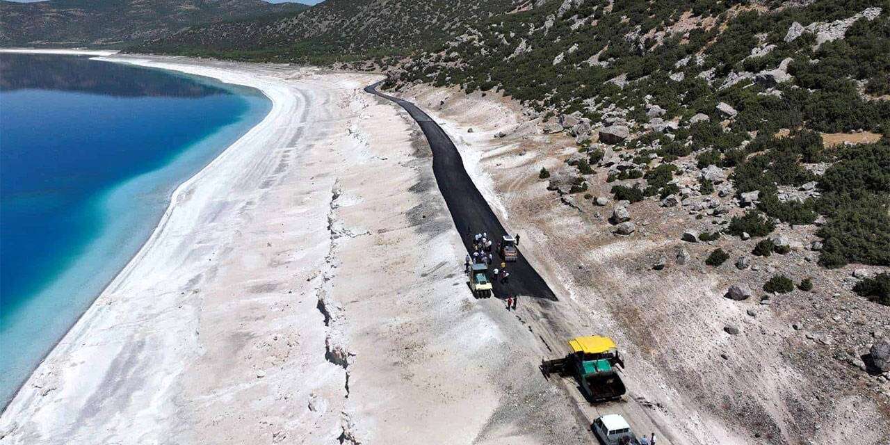 Salda Gölü'nde neler oluyor: İnsan boyunu aşan yarıklar