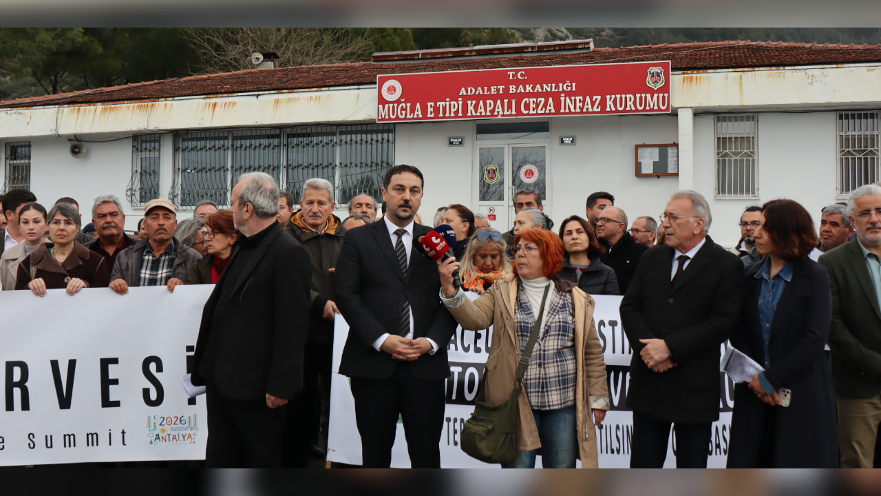 Tutuklanan Esra Işık için cezaevi önünde eylem: 'Milas bir şirketten büyüktür!'