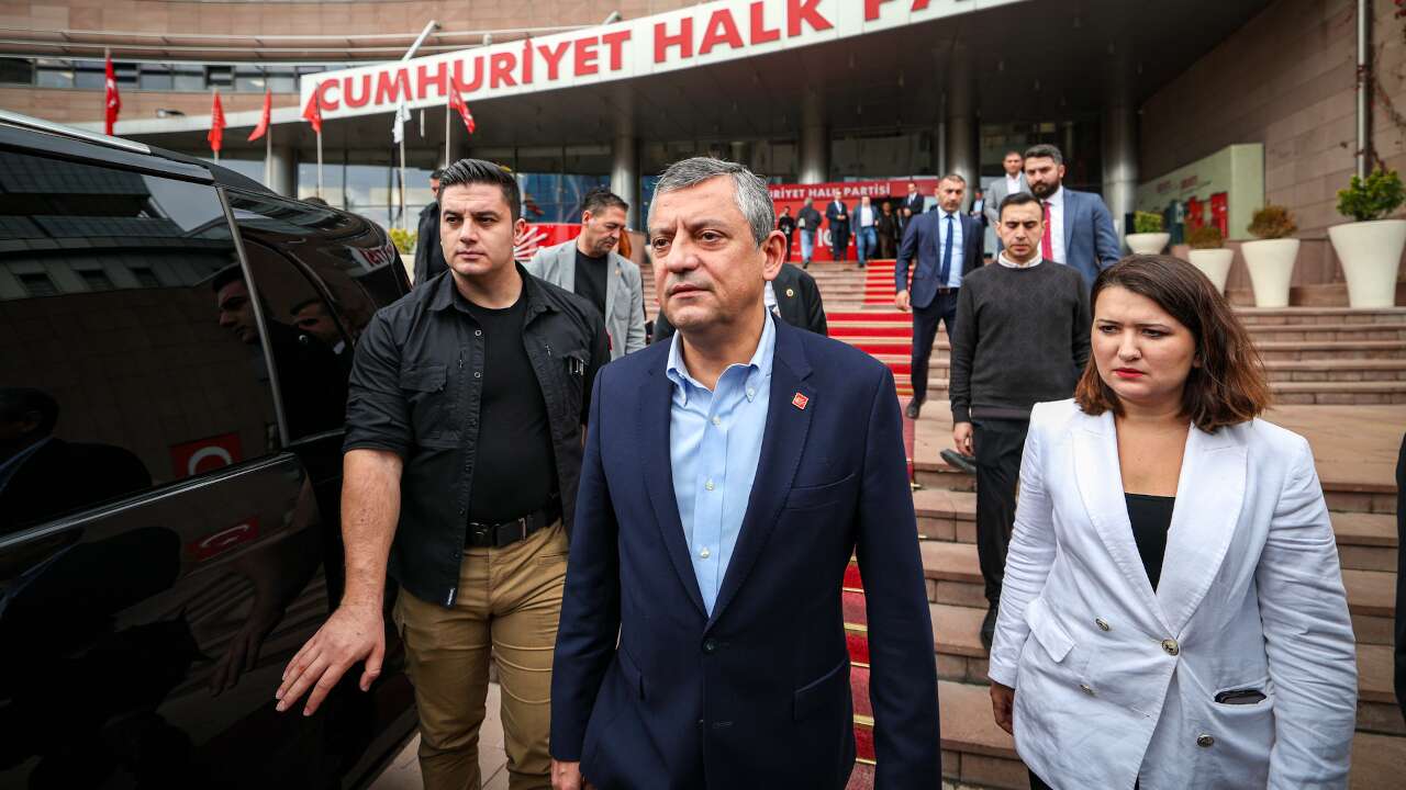 CHP, Özgür Özel'in aracıyla ilgili iddiayı yalanladı: Fatura ve dekont paylaştılar