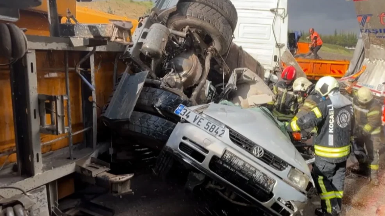 TEM Otoyolu'nda 4 araç birbirine girdi! 2 ölü ve çok sayıda yaralı var