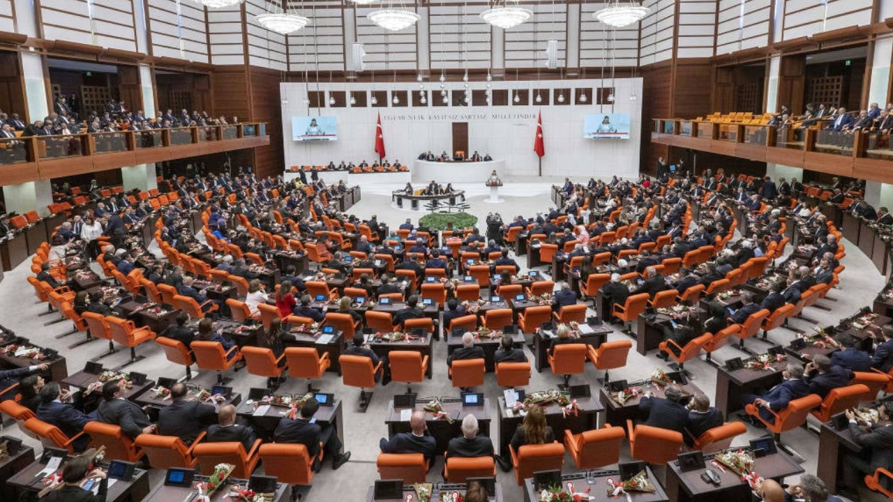 TBMM'den geçti: Doğum izni 24 haftaya çıkıyor, 15 yaş altına sosyal medya yasaklanıyor!