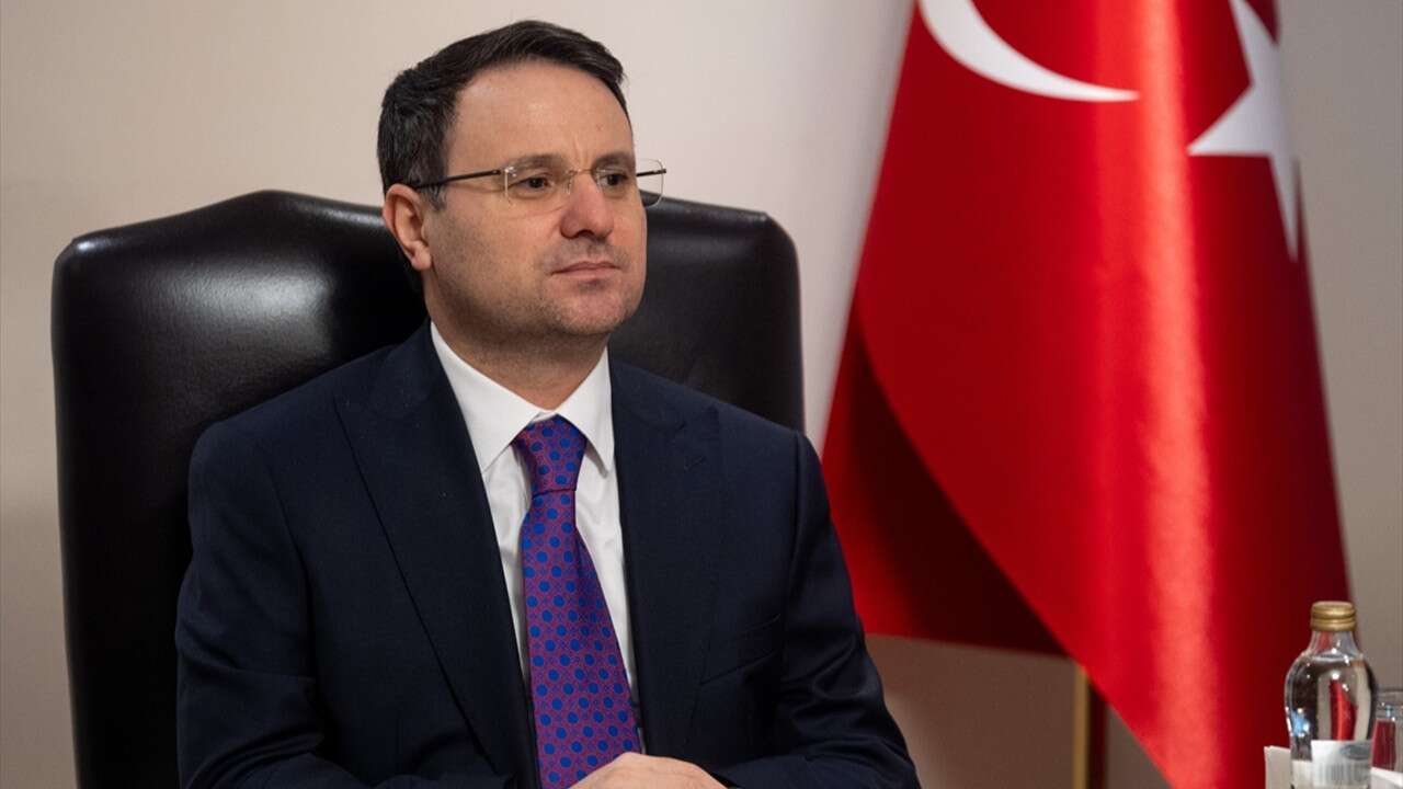 Akın Gürlek'i taşıyan uçak Diyarbakır'a iniş yapamadı