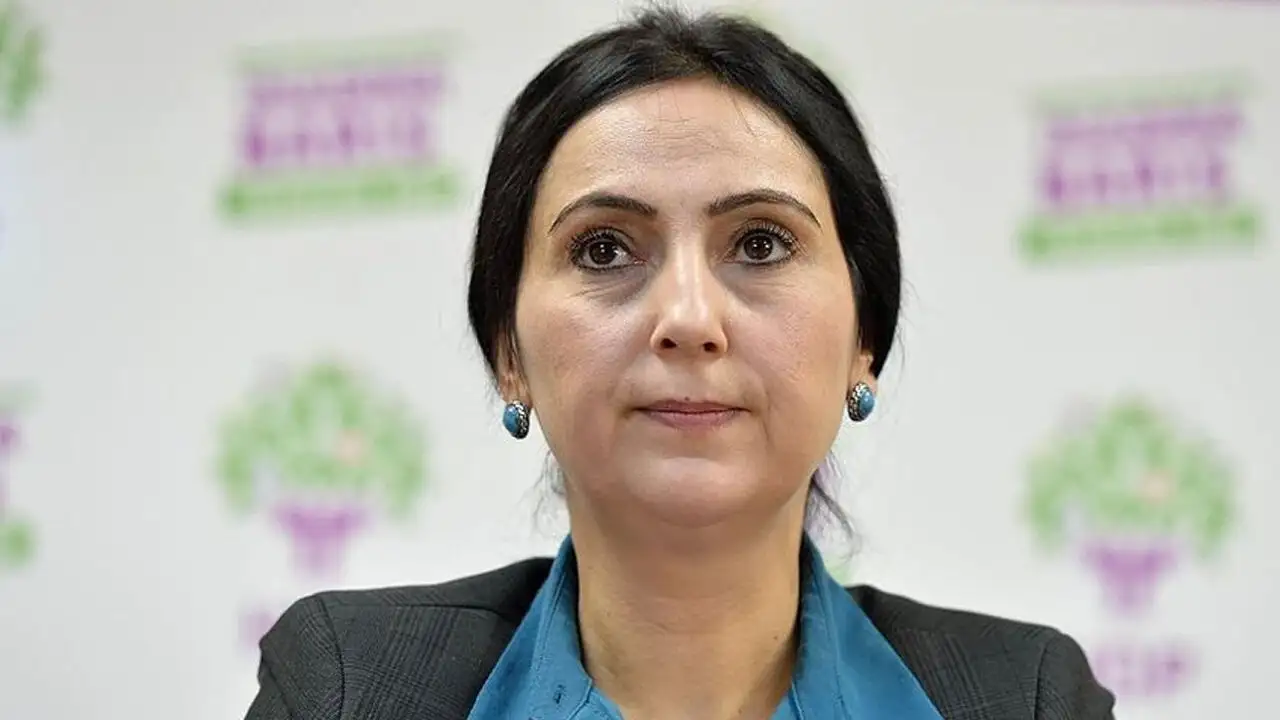 Ağabeyini kaybeden Figen Yüksekdağ cenazeye katıldı