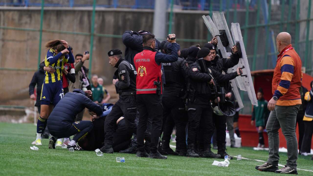 Kadınlar liginde olaylı maç: Fenerbahçe teknik direktörü yaralandı, canlı yayın aracı saldırıya uğradı