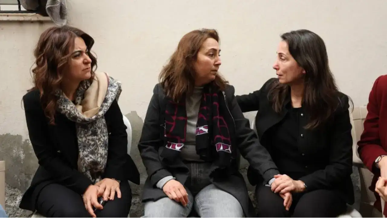 Ağabeyini kaybeden Figen Yüksekdağ cenazeye katıldı