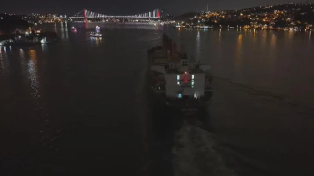 İstanbul Boğazı'nda gemi arızası! Trafik çift yönlü durduruldu