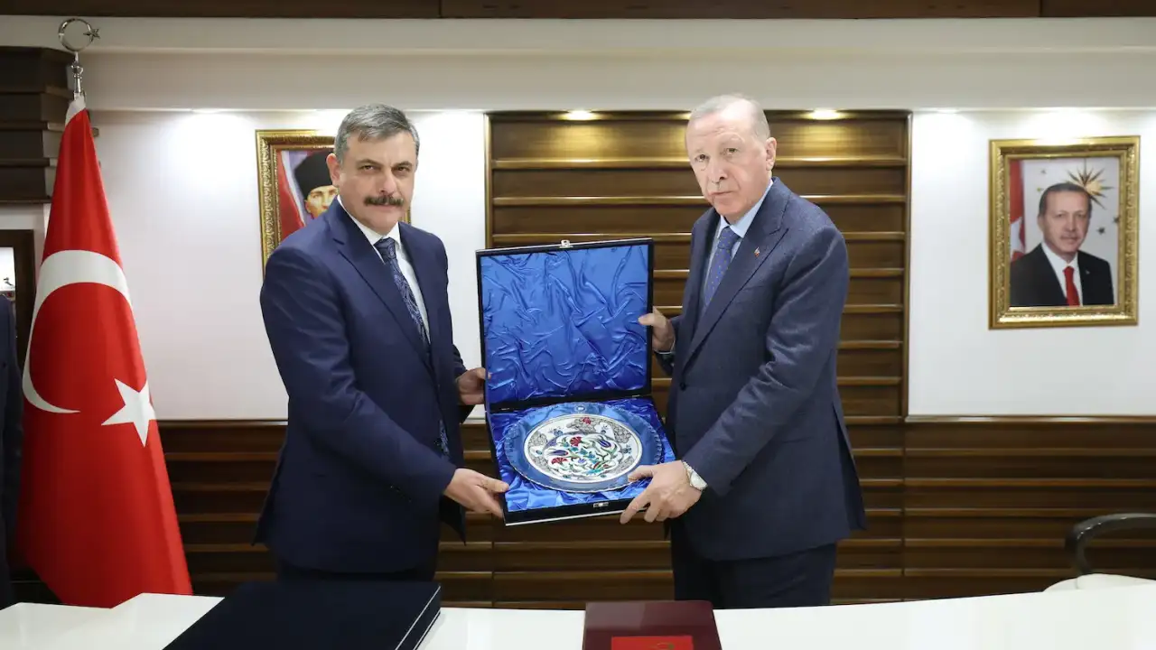 İçişleri Bakanı Erdoğan'ı Abdülhamid'e benzetti, yeniden aday olmasını istedi