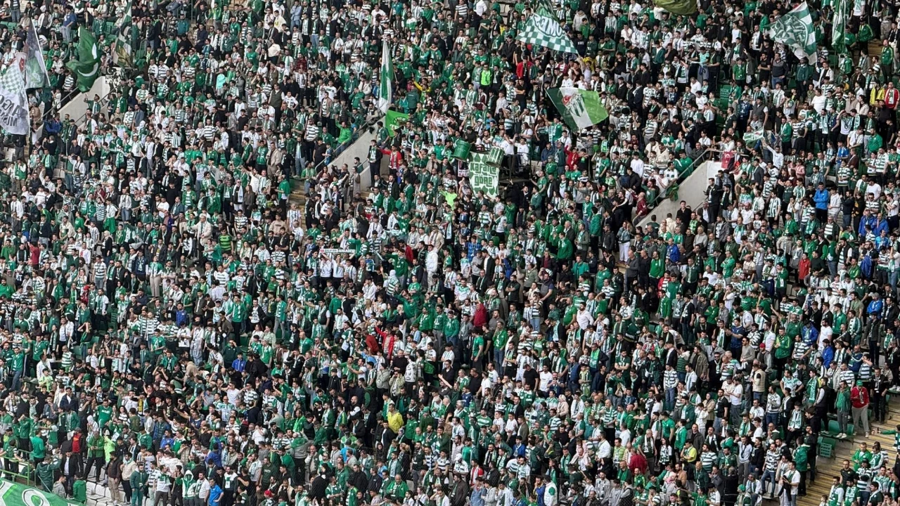 Bursaspor tribünlerinden Mustafa Bozbey'e destek