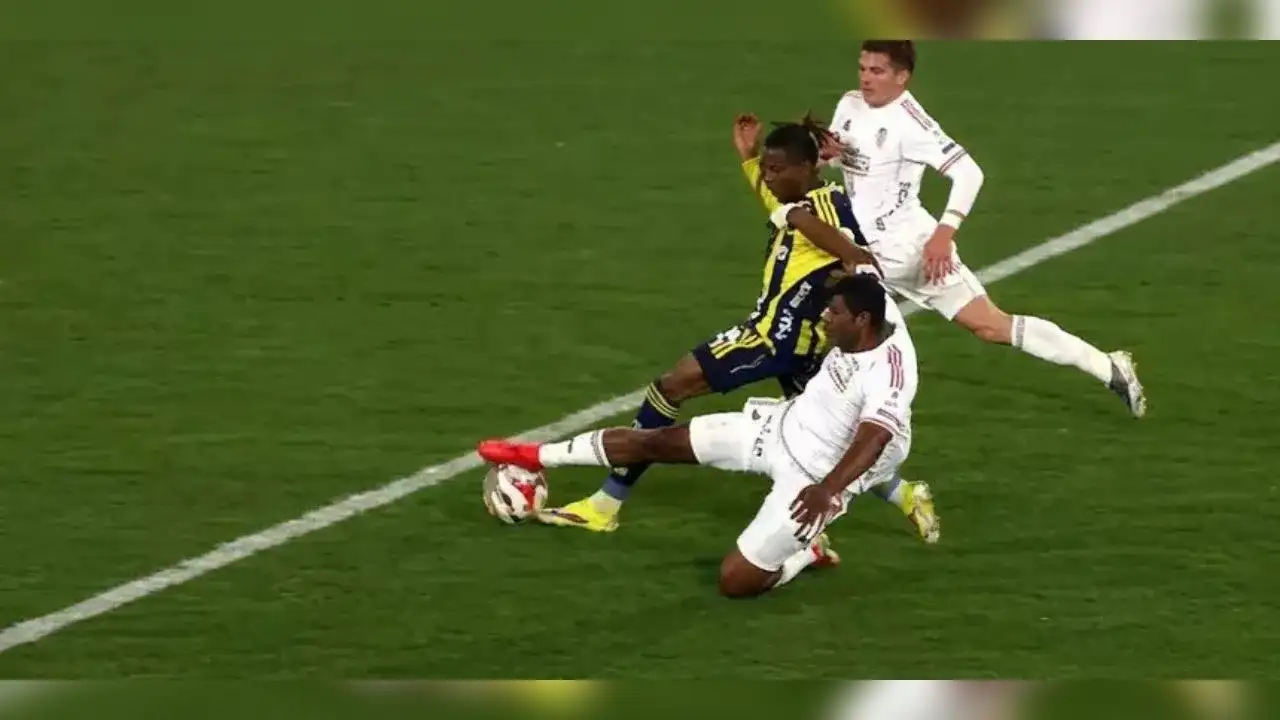 Türkiye'nin konuştuğu penaltı pozisyonuna eski hakemler ne dedi?