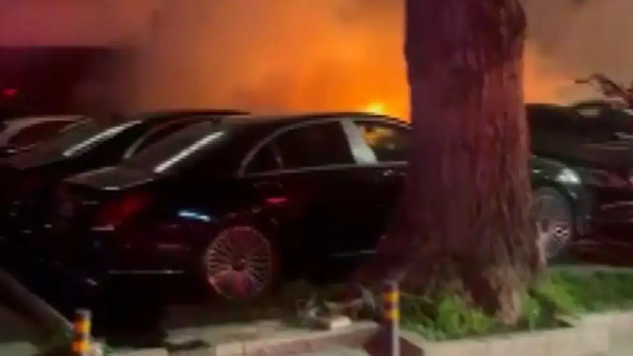 Beşiktaş'ta milyonluk otomobiller alev alev!