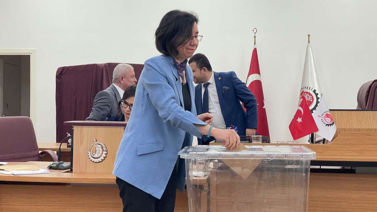 Uşak Belediye Meclisi'ndeki seçimi CHP'nin adayı kazandı