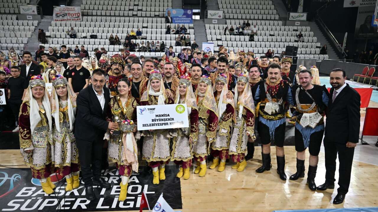 Halk oyunları yarışmasına Manisa ekibi damga vurdu