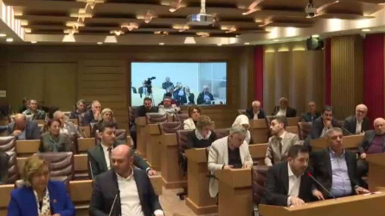 Belediye Meclisi'nde 'ahmak' tartışması: 'Sırtın sağlam yerde...'