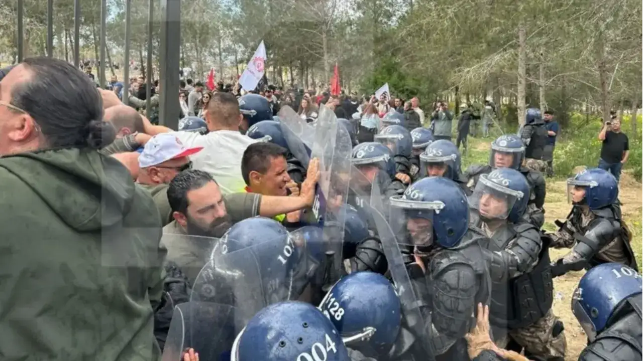 KKTC'deki gerilim sürüyor: Meclis basıldı, polis müdahale etti