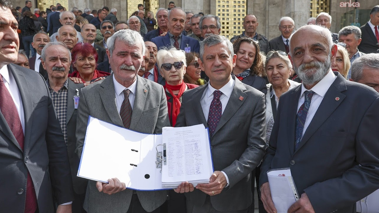 Emeklilerin asgari ücret talebi Meclis'te: 100 bin imza Özgür Özel'e sunuldu