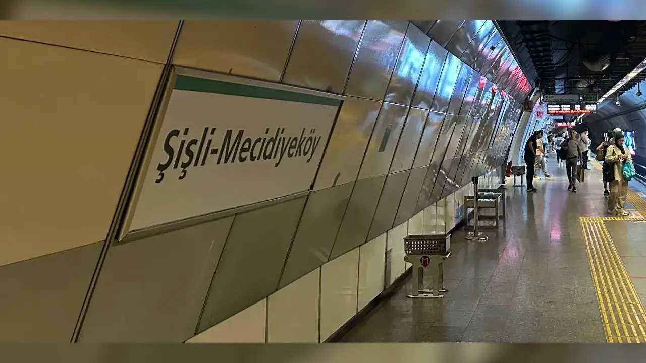 Mecidiyeköy metrosunda intihar girişimi: Başka bir yolcu da raylara düştü