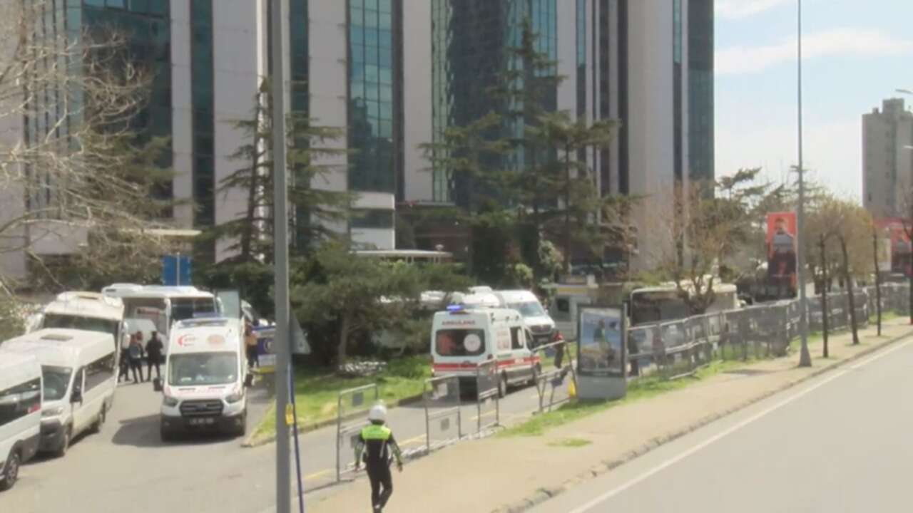 'Sen sağ bek, ben sol bek' demişlerdi: Plaza çalışanlarının 'polis' videosuna soruşturma