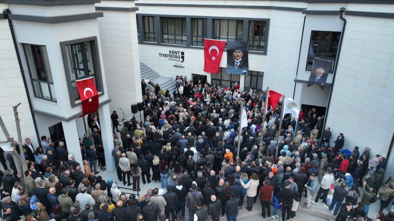 Yenilenen kültür merkezi “Bir halk düşmanı” ile açıldı