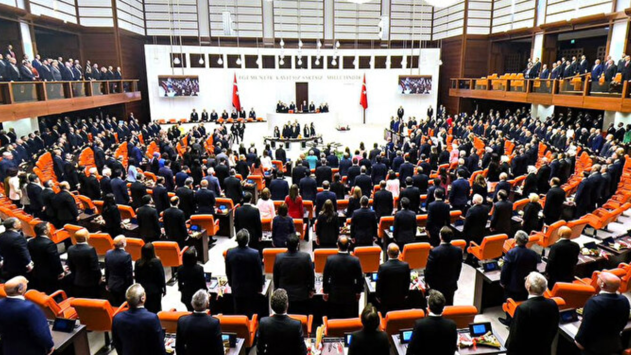 AK Parti’den 'İç Tüzük' hazırlığı: Genel Kurul’a gelmeyen vekilin ödeneği kesilecek