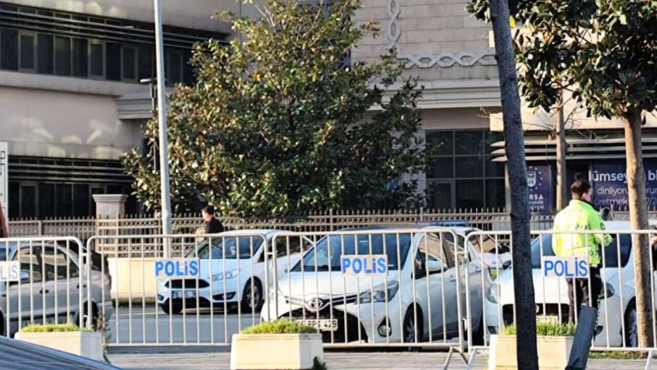 Bursa'da seçim öncesi belediye önüne barikat!