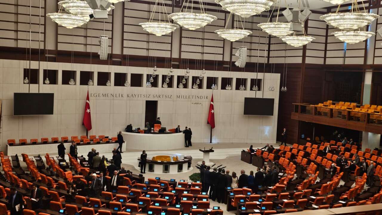 Milletvekilleri oturuma katılmadı, Meclis kapandı