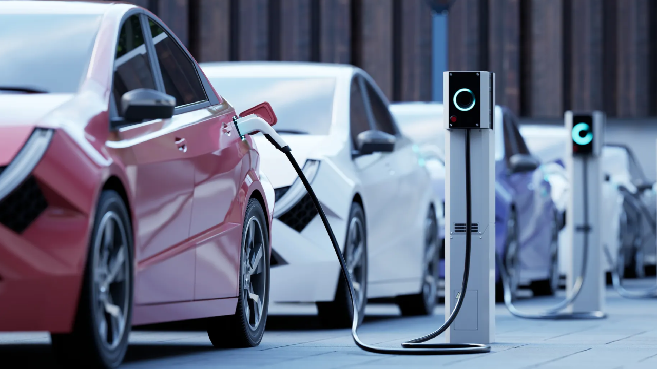 Hürmüz kapandı, otomotivde rota değişti: Elektrikli araç satışları rekor kırdı!