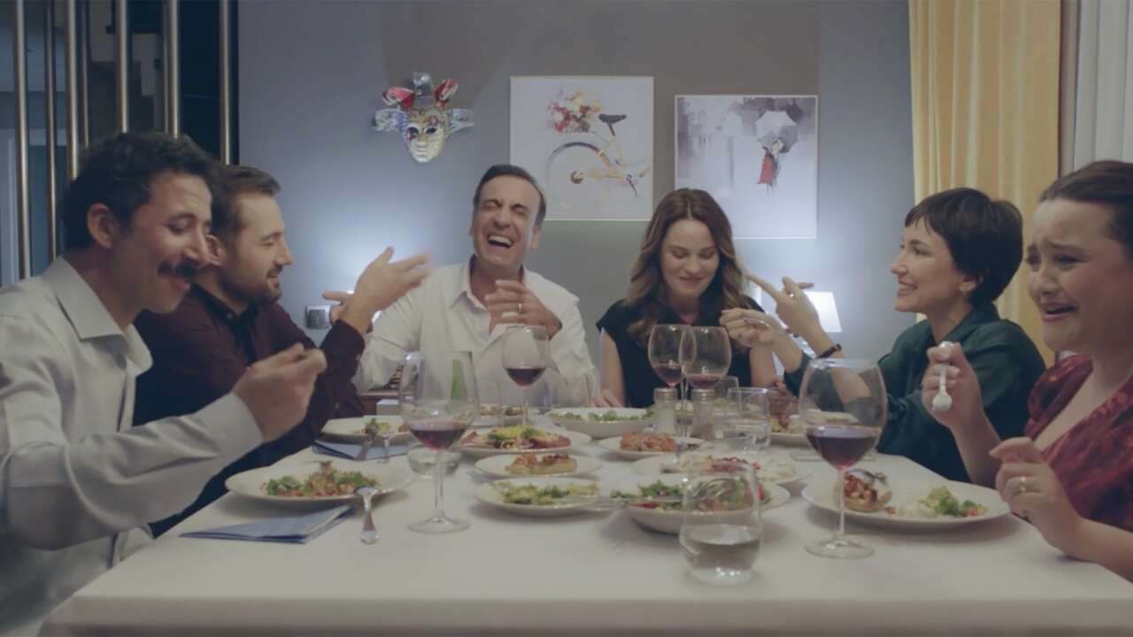 “Seyircileri bu kara komedide ikiyüzlülük yemeğine davet ediyoruz”