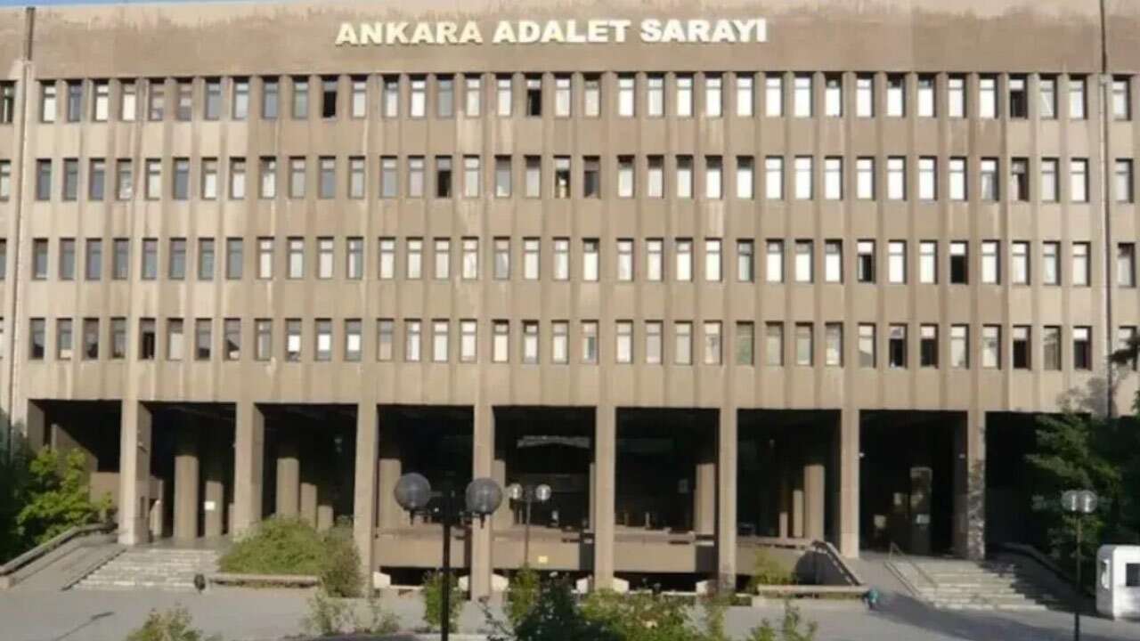 Adliyeden çantayla para çıkarıp bahis oynamış