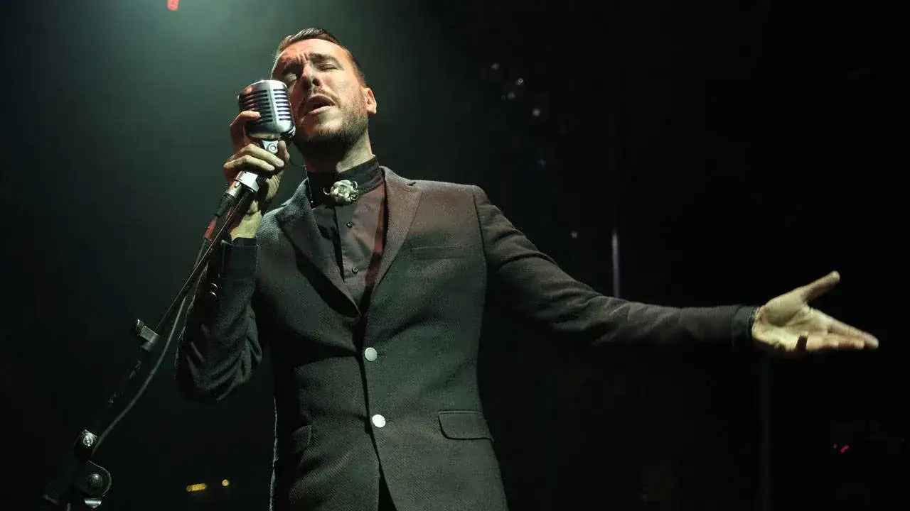 Hakkında gözaltı kararı olan Cem Adrian’dan açıklama