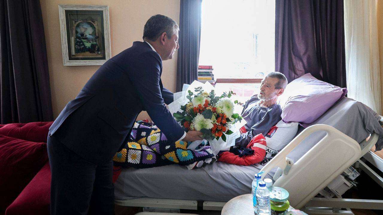 Özgür Özel, şair Ahmet Telli’yi ziyaret etti