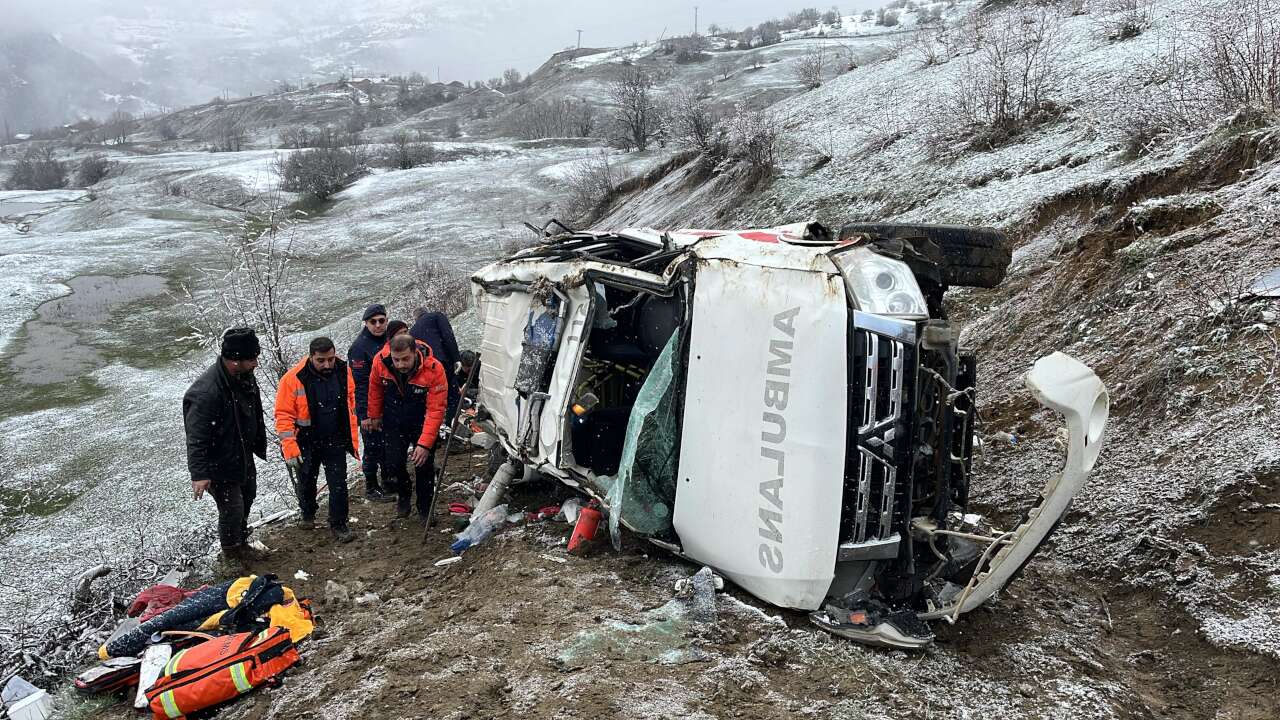 Artvin'de ambulans kazası: Hasta öldü, 4 kişi yaralandı